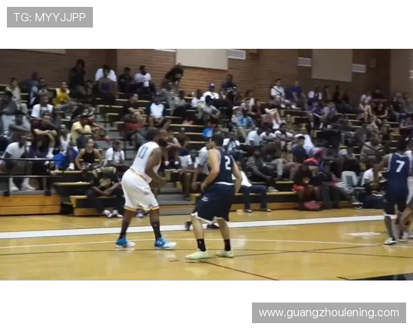 戴维斯在边后卫位置上表现稳健，逐渐成为球队新星的关注焦点