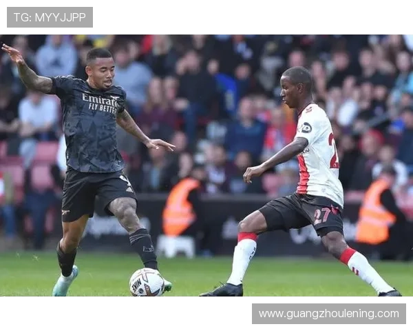 萨卡技术动作慢镜分析：盘带与传球细节展现个人能力持续提升