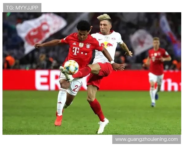 拜仁防守体系漏洞频出,近期比赛稳定性承压,对竞争格局带来变化。 拜仁防守体系漏洞频出,近期比赛稳定性承压,对竞争格局带来变化。