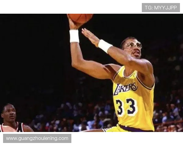 贾巴尔依靠天勾高效终结对比传统内线拉开了得分效率差距